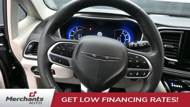 Used 2023 Chrysler Pacifica Touring-L FWD image 17