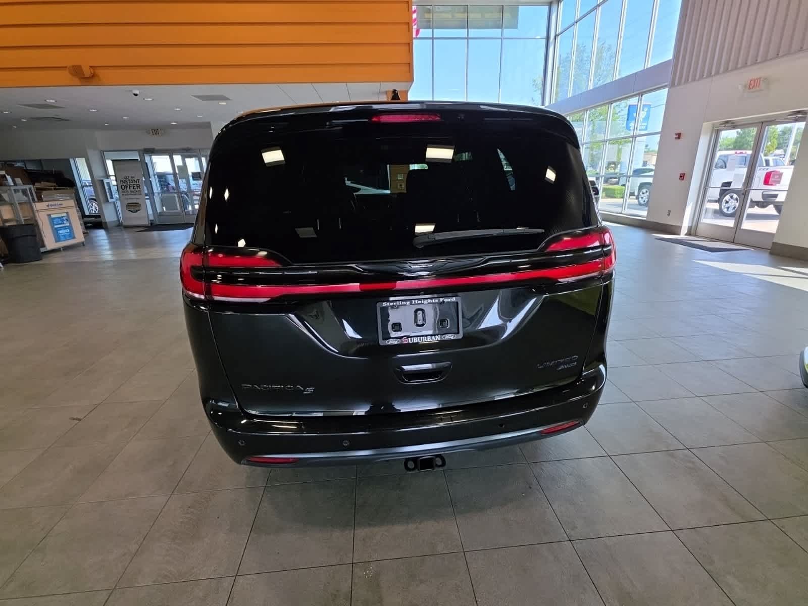 Used 2021 Chrysler Pacifica Limited AWD/4WD image 10