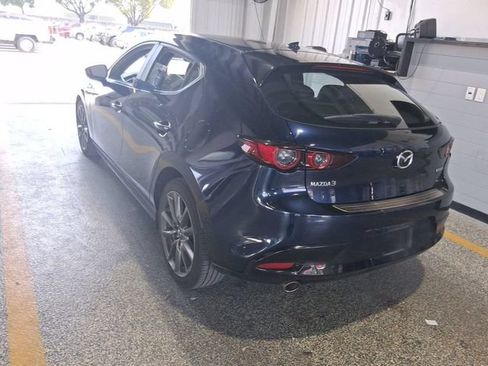 Used 2020 MAZDA MAZDA3 Hatchback w/ Preferred Package FWD image 2