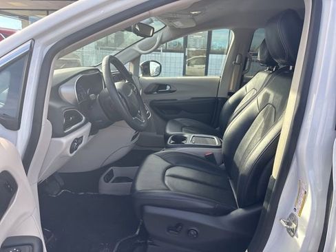 Used 2024 Chrysler Pacifica Touring-L image 13