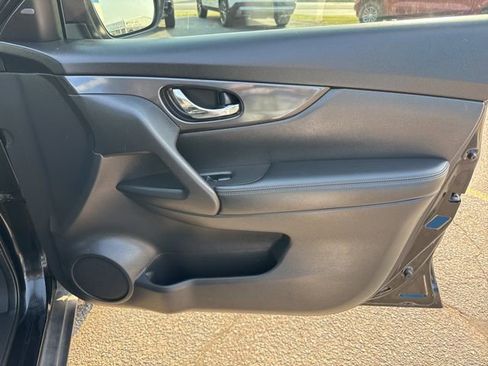 Used 2017 Nissan Rogue SV w/ SV Premium Package image 16