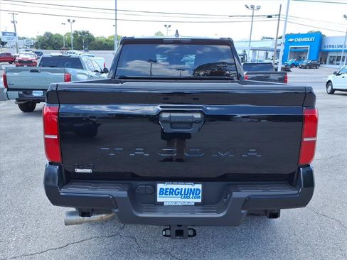 Used 2025 Toyota Tacoma TRD Off-Road AWD/4WD image 5