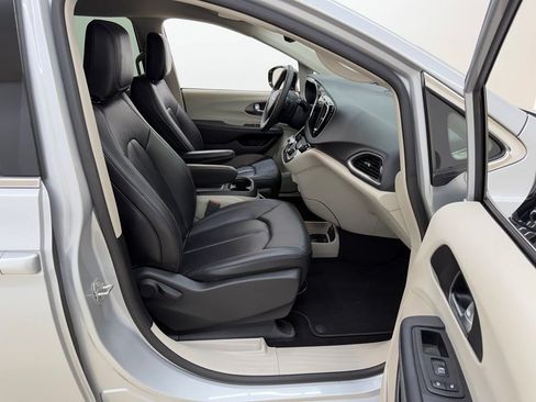 Used 2024 Chrysler Pacifica Touring-L FWD image 11