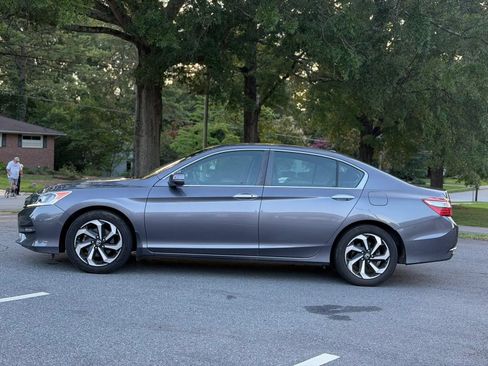 Used 2017 Honda Accord EX image 3