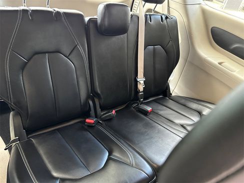 Used 2023 Chrysler Pacifica Touring-L image 18