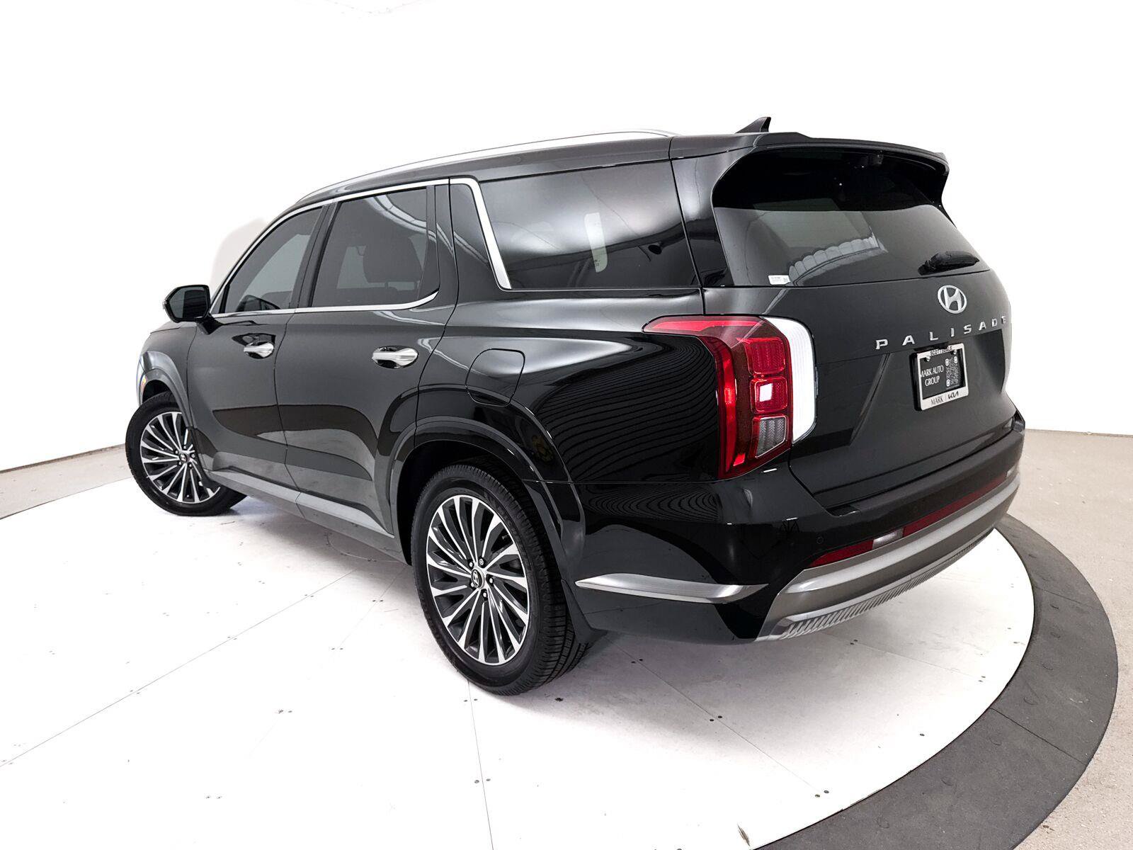 Used 2023 Hyundai Palisade Calligraphy FWD image 2