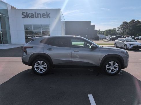 Used 2024 Chevrolet Trax LS w/ Driver Confidence Package FWD image 8