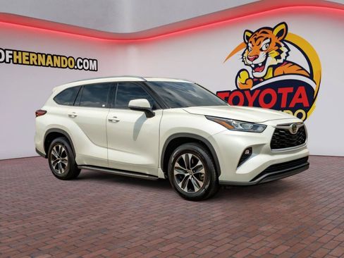 Used 2020 Toyota Highlander XLE FWD image 3
