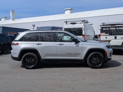 New 2025 Jeep Grand Cherokee Altitude AWD/4WD image 2