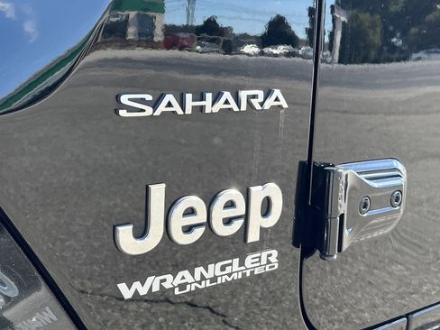 Used 2022 Jeep Wrangler Unlimited Sahara w/ Dual Top Group image 39