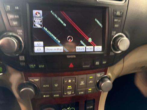 Used 2012 Toyota Highlander Limited w/ Tow Pkg AWD/4WD image 29