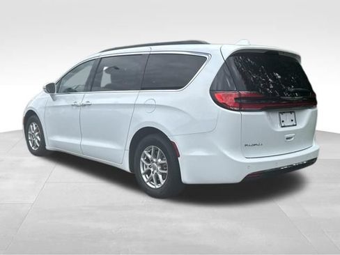 Used 2021 Chrysler Pacifica Touring FWD image 3
