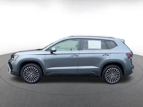 Used 2026 Volkswagen Taos SE FWD image 9