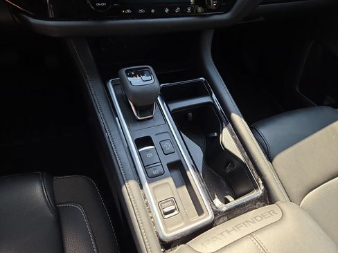 Used 2025 Nissan Pathfinder SL FWD image 22
