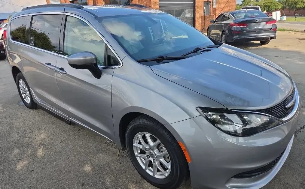 Used 2021 Chrysler Voyager Lxi FWD image 2