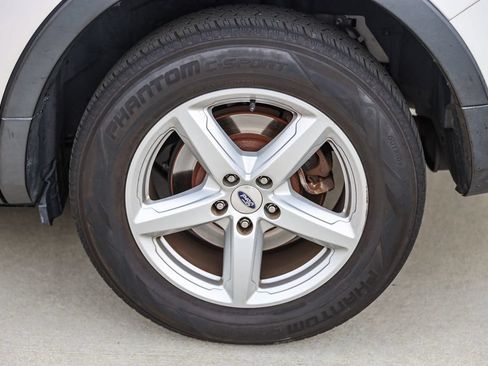 Used 2018 Ford Explorer XLT w/ Equipment Group 202A FWD image 5