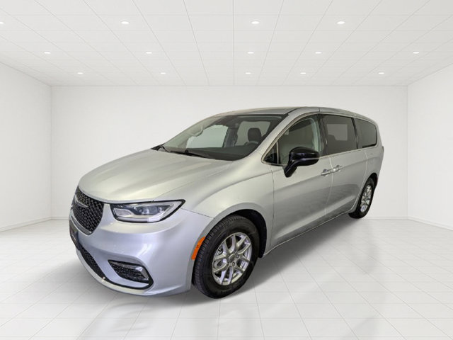 Used 2024 Chrysler Pacifica Touring-L FWD image 3