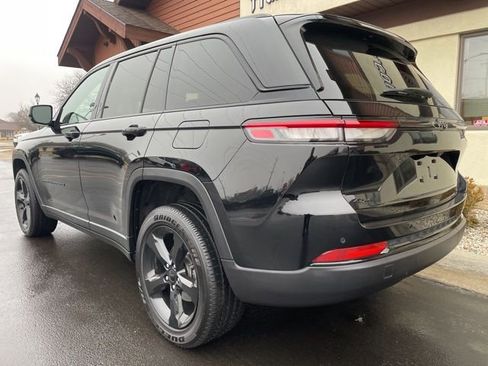 Used 2024 Jeep Grand Cherokee Altitude image 9