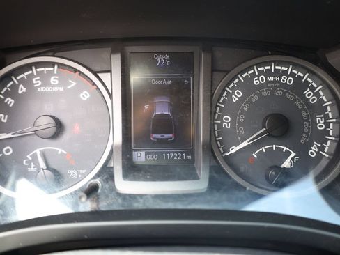 Used 2017 Toyota Tacoma TRD Off-Road AWD/4WD image 14