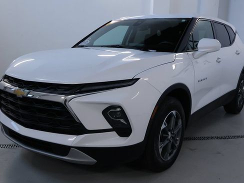 Used 2025 Chevrolet Blazer LT AWD/4WD image 3