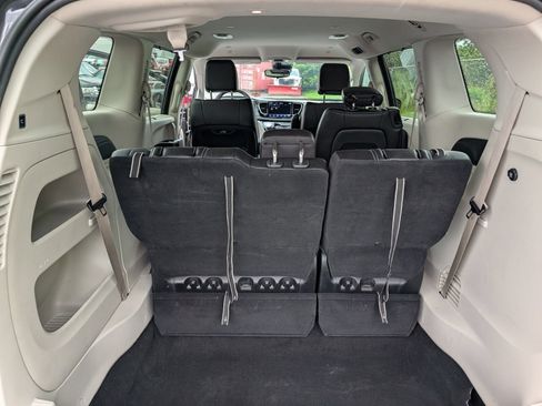 Used 2023 Chrysler Pacifica Touring-L FWD image 21
