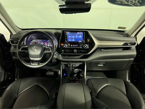 Used 2022 Toyota Highlander XLE AWD/4WD image 10