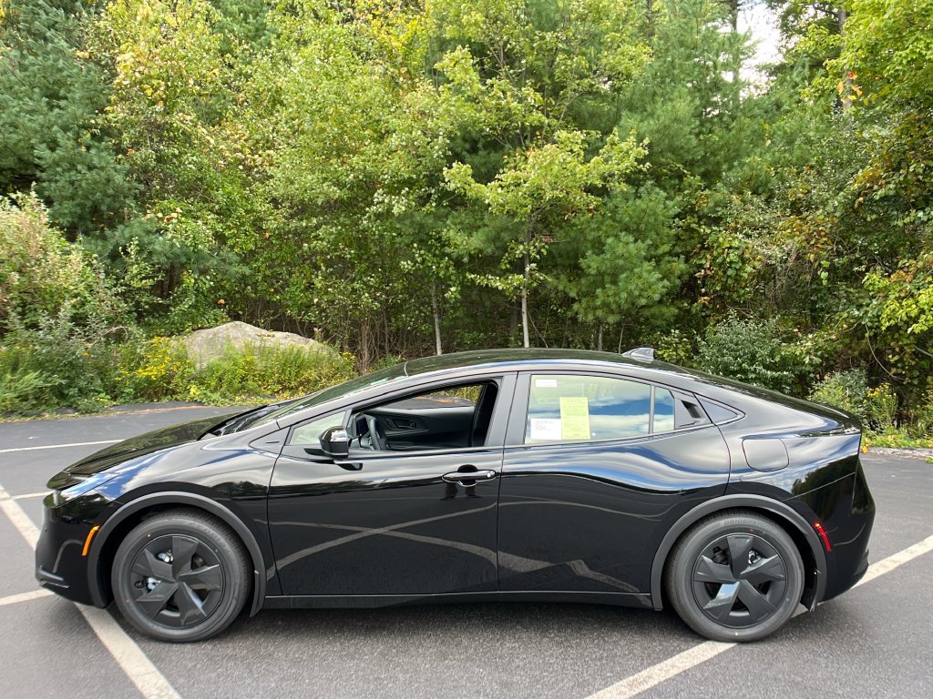 New 2027 Toyota Prius Plug-In Hybrid FWD image 2