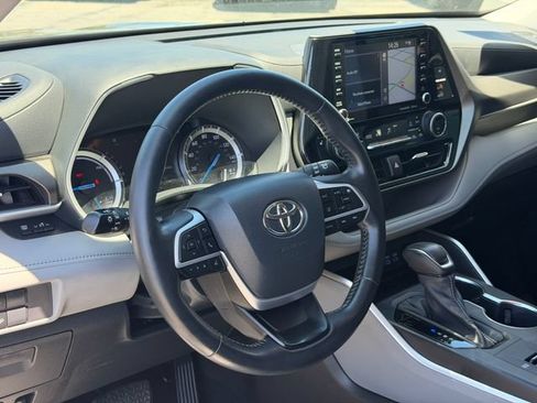 Used 2022 Toyota Highlander XLE FWD image 10