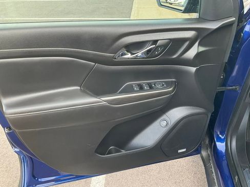 Used 2023 GMC Acadia SLT image 16