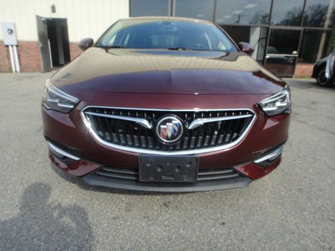 Used 2018 Buick Regal Essence w/ Driver Confidence Package #1 FWD image 2