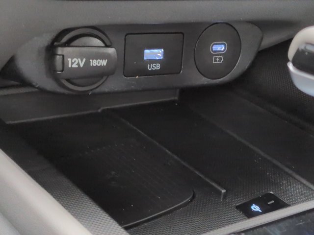 Used 2025 Hyundai Elantra SEL FWD image 21