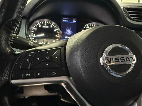 Used 2020 Nissan Rogue SV image 12