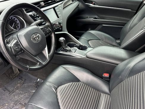 Used 2019 Toyota Camry SE image 4