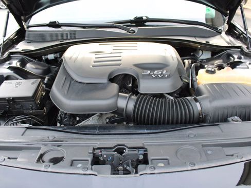 Used 2018 Chrysler 300 Limited image 31