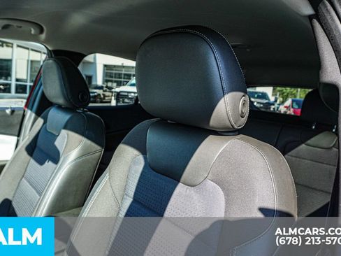 Used 2025 Chevrolet Trax LT FWD image 17