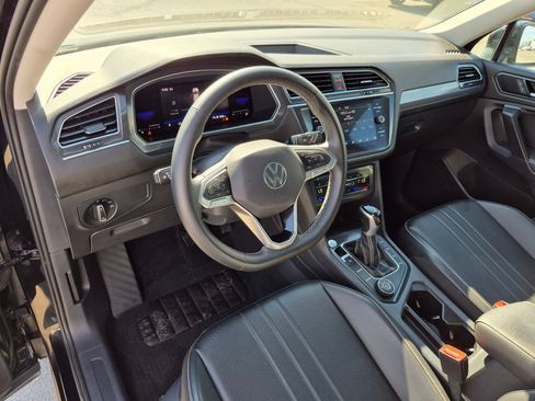 Used 2022 Volkswagen Tiguan SE AWD/4WD image 17