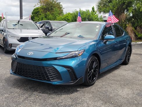 Used 2025 Toyota Camry SE FWD image 6