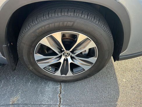 Certified 2024 Toyota Highlander XLE FWD image 40