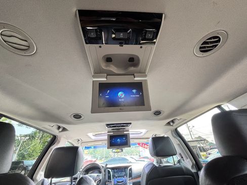 Used 2018 Cadillac Escalade ESV Premium Luxury AWD/4WD image 17