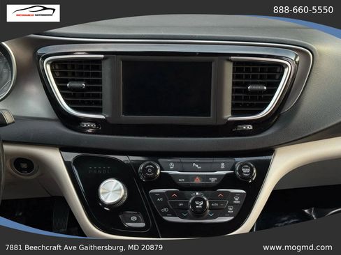 Used 2017 Chrysler Pacifica Touring-L FWD image 37