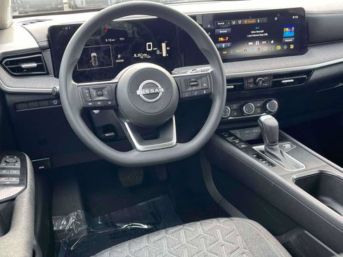 Used 2025 Nissan Kicks SV FWD image 2