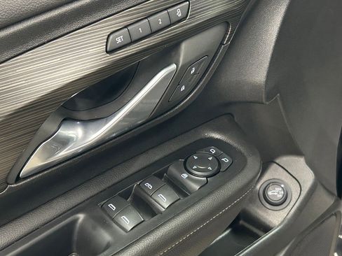 Used 2023 GMC Terrain SLT image 9