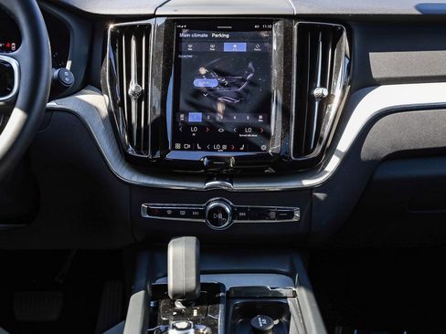 Used 2025 Volvo XC60 B5 Plus image 13