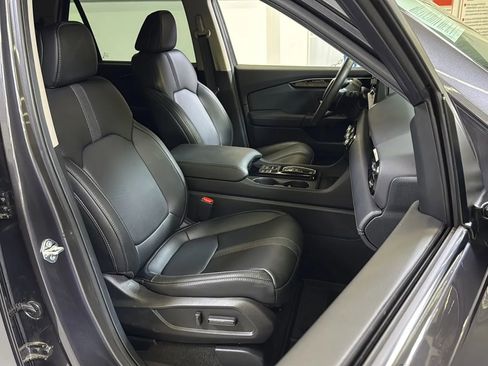 Used 2025 Honda Pilot EX image 13