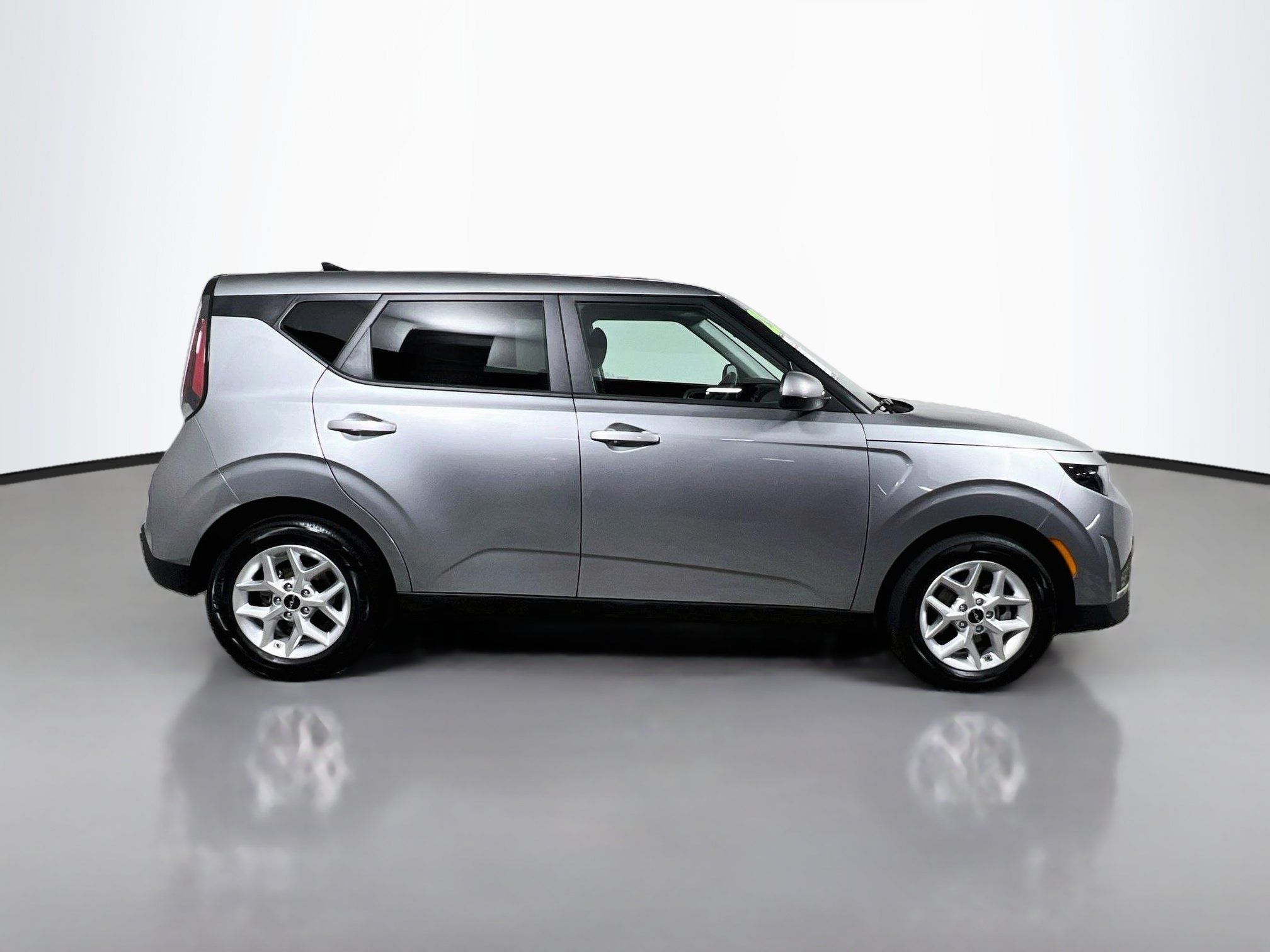 Used 2025 Kia Soul LX w/ LX Technology Package FWD image 3