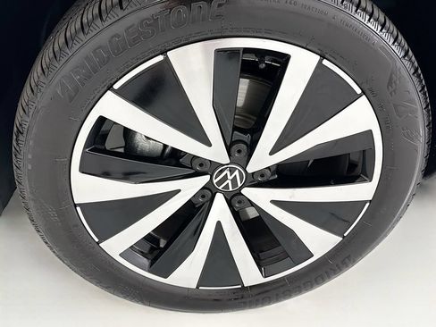 Certified 2022 Volkswagen Taos SE FWD image 28