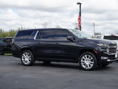 Used 2023 Chevrolet Suburban High Country AWD/4WD image 2