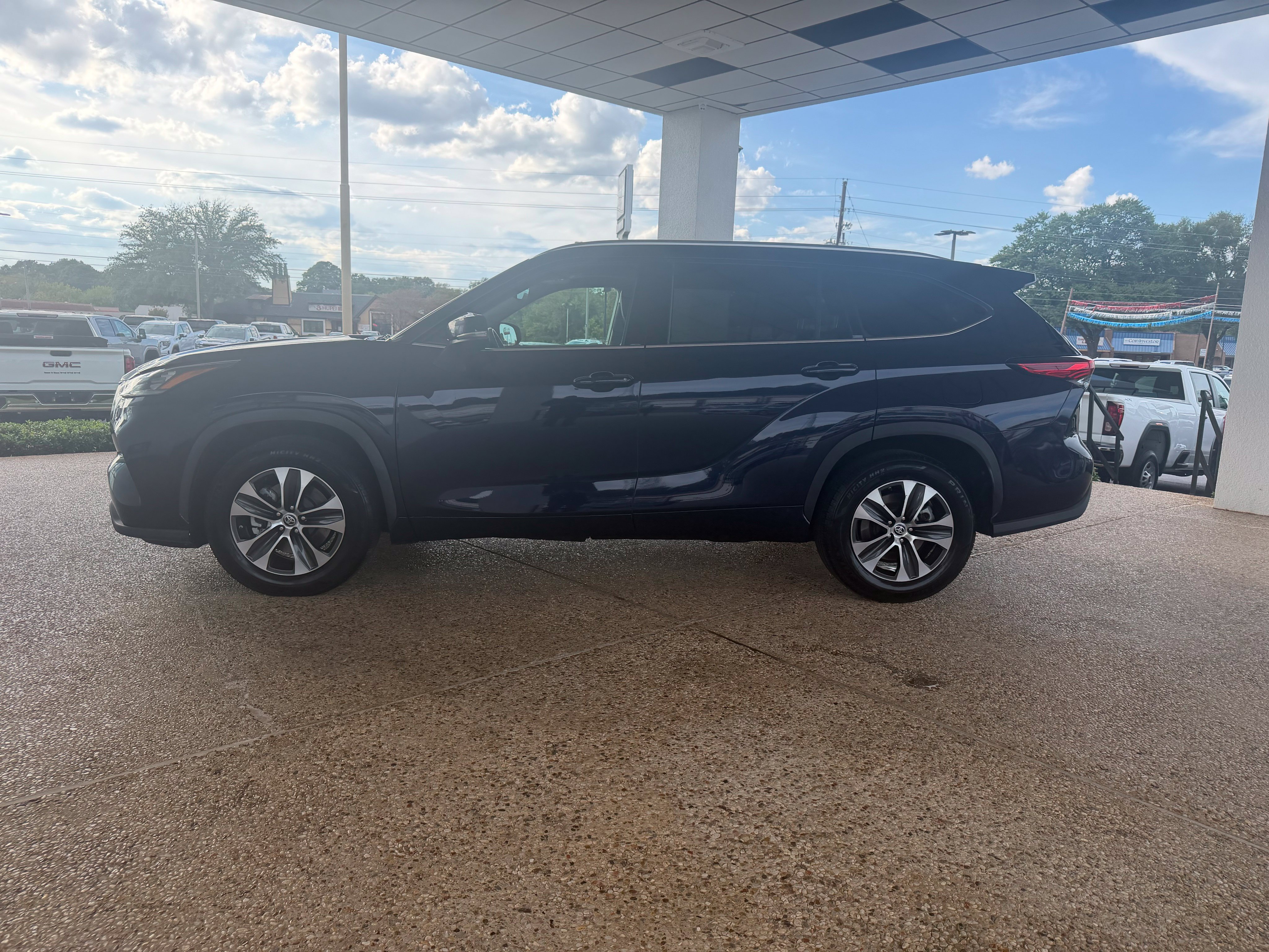 Used 2020 Toyota Highlander XLE FWD image 1