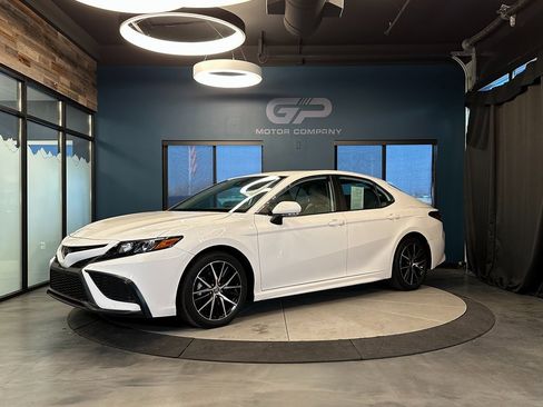 Used 2022 Toyota Camry SE image 7