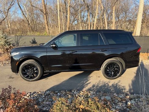 New 2025 Lincoln Navigator Reserve w/ Jet Appearance Package image 2